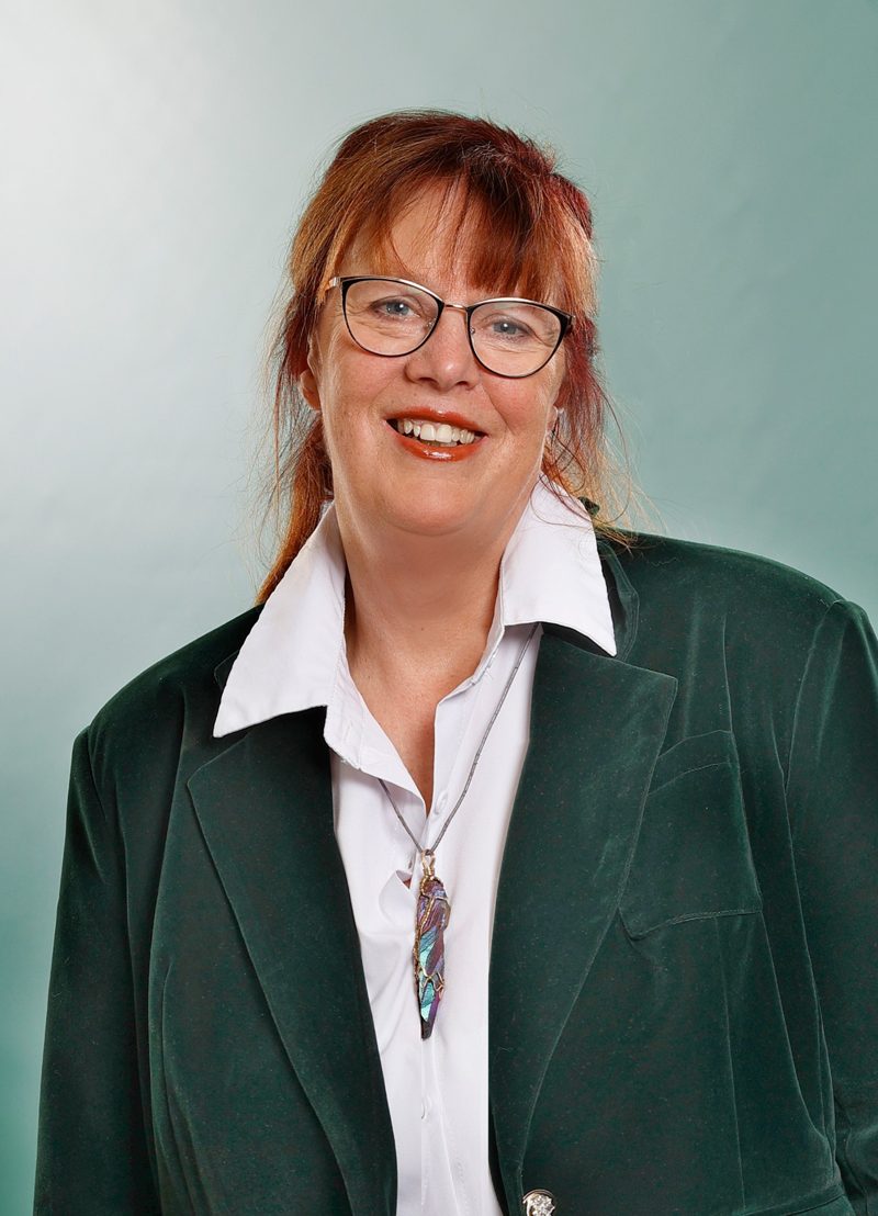 Susanne Schnepel, lächelnd, in dunkelgrünem Blazer und weißer Bluse